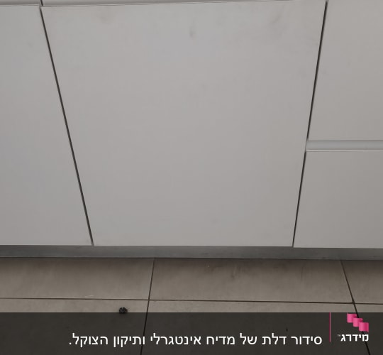 כלי עבודה על משטח מטבח עם מקדחה ומטלית
